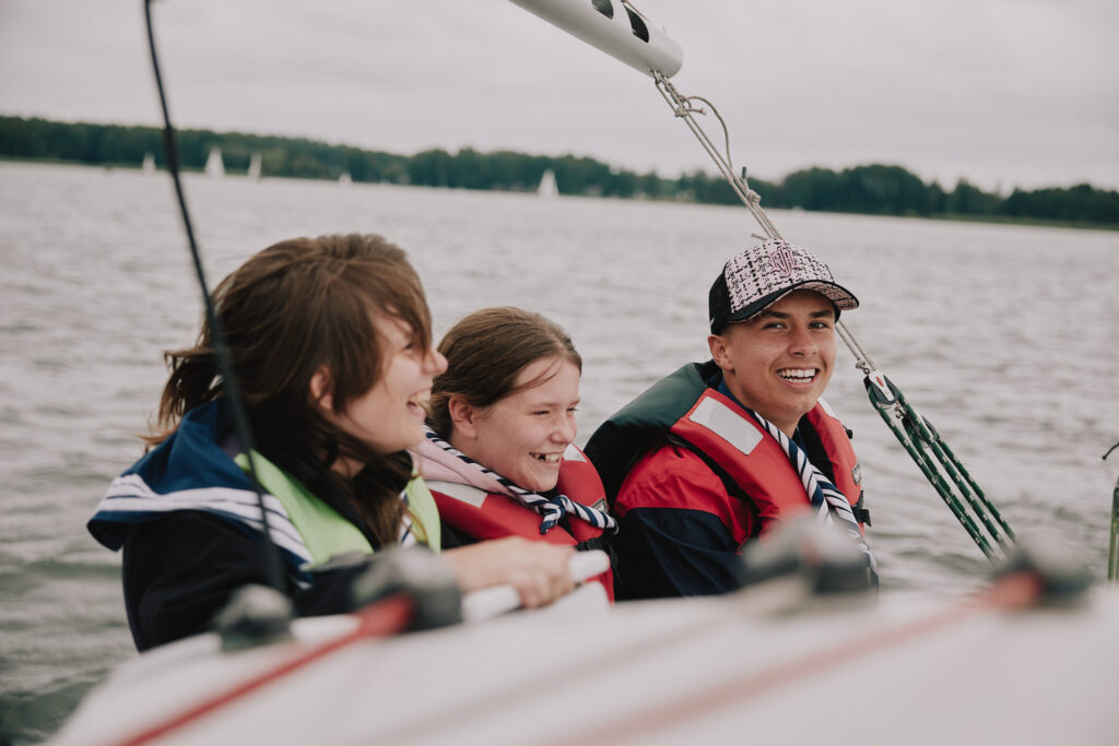Wychowanie przez działanie i nabywanie przydatnych umiejętności na pełnym morzu.